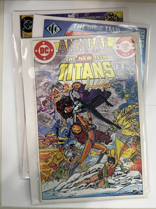 DC Titans 3 book lot. Official Teen Titans index